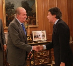 Su Majestad el Rey recibe el saludo del presidente de la Comunidad de Madrid, Ignacio González
